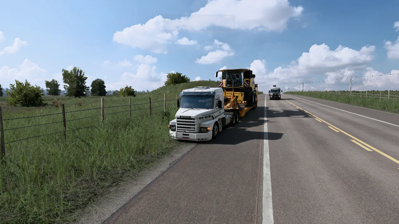 Scania levando uma colheitadeira em uma estrada do mapa RBR.